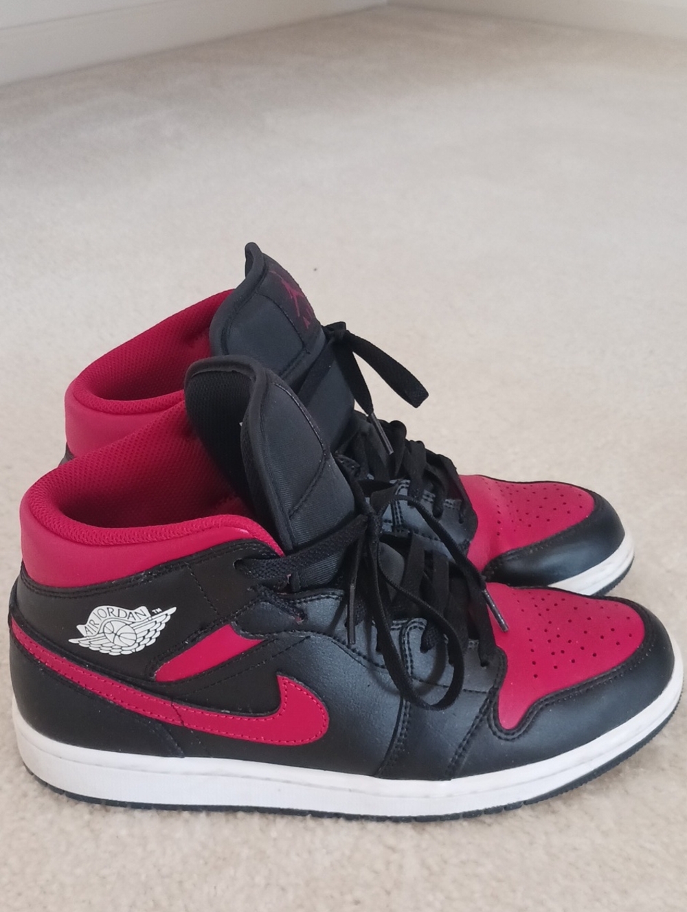 Jordan Mans Mid-Top Sneakers in Black and Red